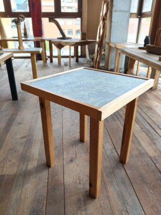 Mesilla auxiliar de madera con estampado