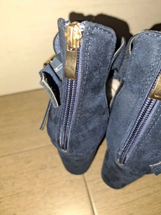 Sandalias azules con flecos y tachuelas