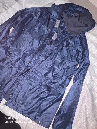Chaqueta chubasquero azul
