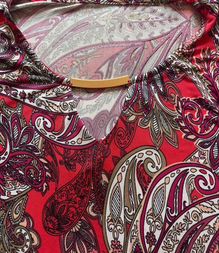Camiseta mujer estampado paisley rojo