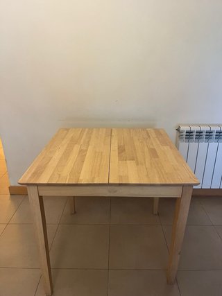 Mesa de comedor de madera