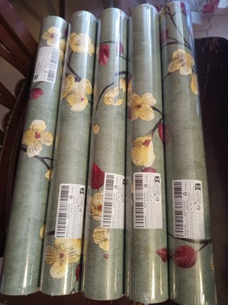 Lotto 7 rotoli carta da parati adesiva floreale.