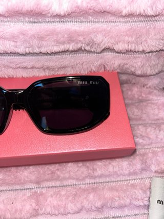 Gafas de sol Miu Miu negras
