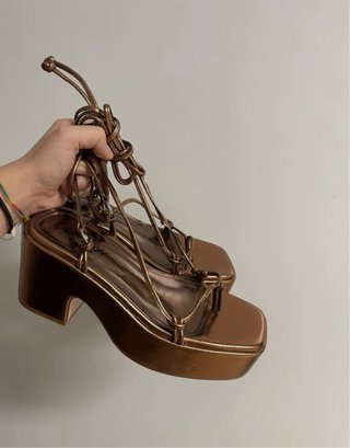 Sandalias marrones doradas con cordones