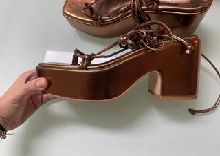 Sandalias marrones doradas con cordones