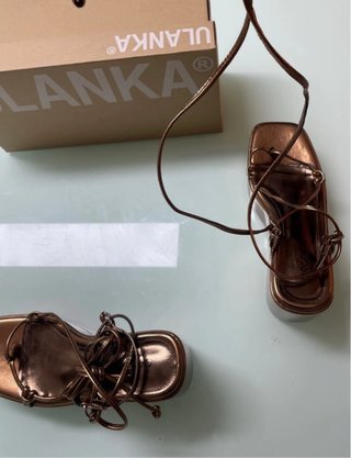 Sandalias marrones doradas con cordones
