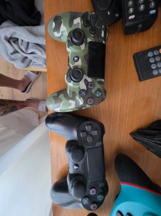 PS4 (PlayStation 4) Negra + 2 Mandos + 6 Juegos