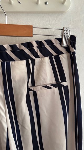 Pantalón rayas cintura alta beige y azul satinado