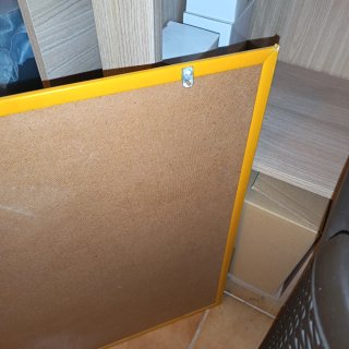 Pizarra verde con marco amarillo