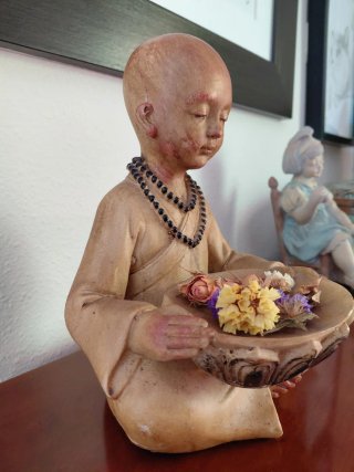 Estatua niño buda con antiguedad