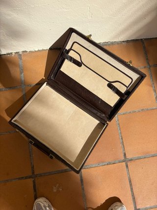 Maletín vintage negro con candado