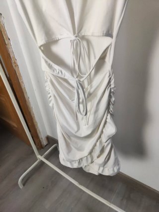 Vestido blanco fruncido con lazos