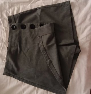 Falda pantalón gris con botones
