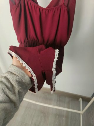 Mono corto granate con encaje