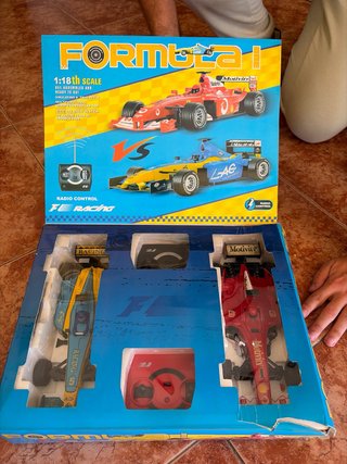 2 Coches teledirigidos (Fórmula 1, escala 1:18)