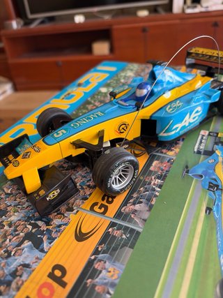 2 Coches teledirigidos (Fórmula 1, escala 1:18)