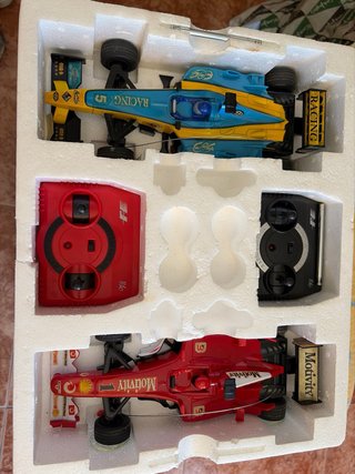 2 Coches teledirigidos (Fórmula 1, escala 1:18)