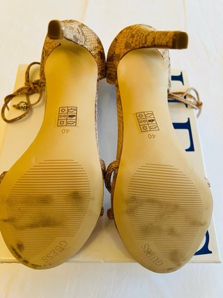 Sandalias Guess Tacón Beige/Oro Talla 40
