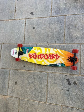 Longboard Bimbo con ruedas rojas