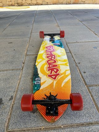 Longboard Bimbo con ruedas rojas