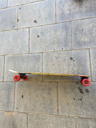 Longboard Bimbo con ruedas rojas