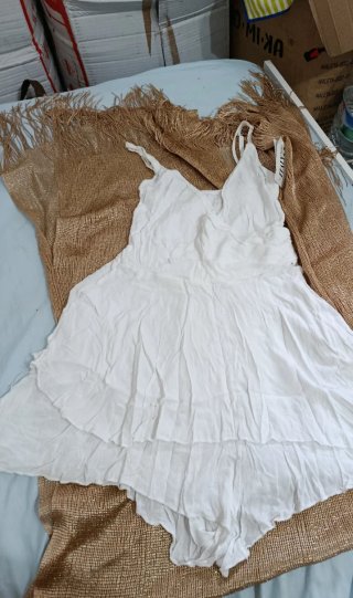 Mono blanco con volantes