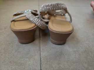 Sandalias doradas y plateadas con pedrería