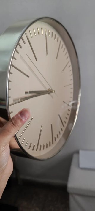 Reloj de pared beige y plateado