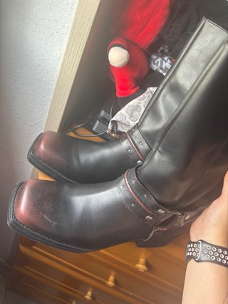 Botas altas negras y rojas