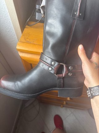 Botas altas negras y rojas