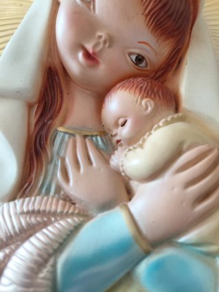 Virgencita de escayola y halo