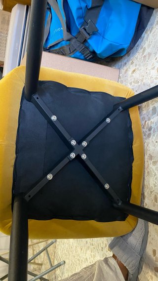 Elegante silla de terciopelo amarillo