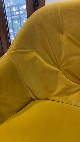 Elegante silla de terciopelo amarillo