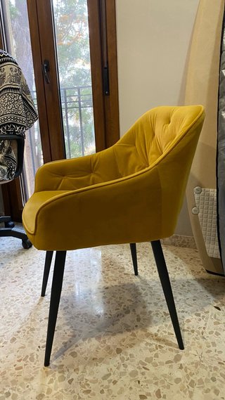 Elegante silla de terciopelo amarillo