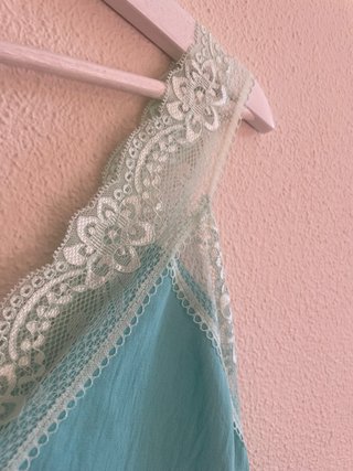 Top lencero azul con encaje