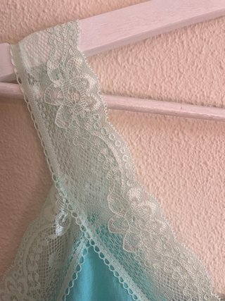 Top lencero azul con encaje