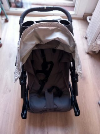 Carrito de bebé gris (regalo silla de comer)