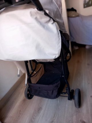 Carrito de bebé gris (regalo silla de comer)