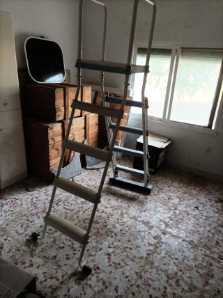 Escalera de piscina blanca