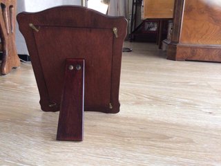 Marco de fotos madera con adornos dorados.