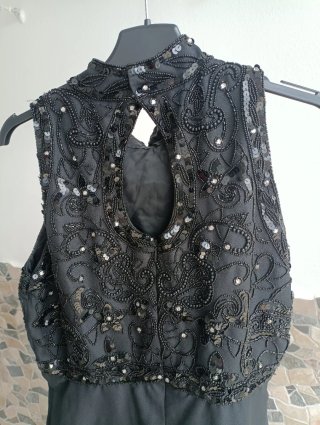 Vestido de fiesta negro con pedrería