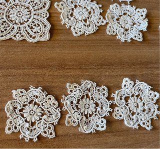 Lote apliques de encaje y bordados, 29 piezas