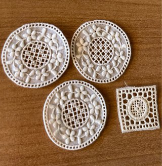 Lote apliques de encaje y bordados, 29 piezas