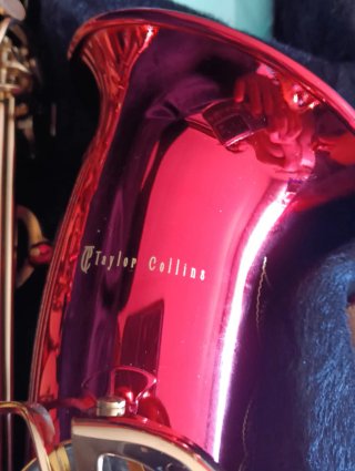 Saxo Taylor Collins Rojo