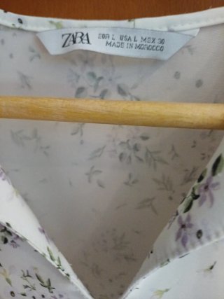Vestido Zara floral blanco y morado puesto dos vec