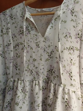 Vestido Zara floral blanco y morado puesto dos vec