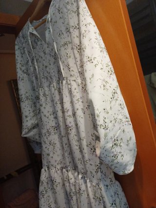 Vestido Zara floral blanco y morado puesto dos vec
