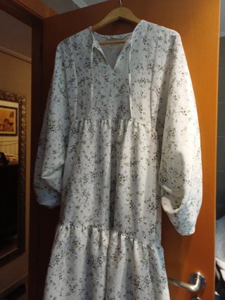 Vestido Zara floral blanco y morado puesto dos vec