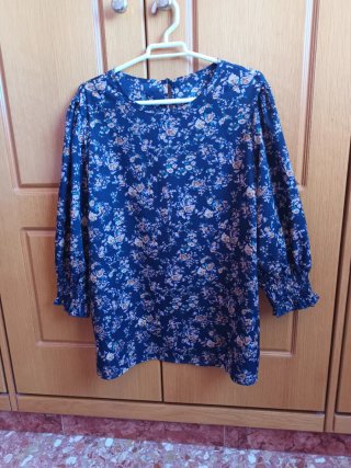 Blusa roja con estampado floral blanco