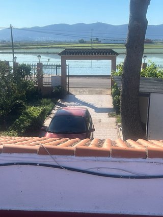 Chalet en venta , con agua , luz y piscina